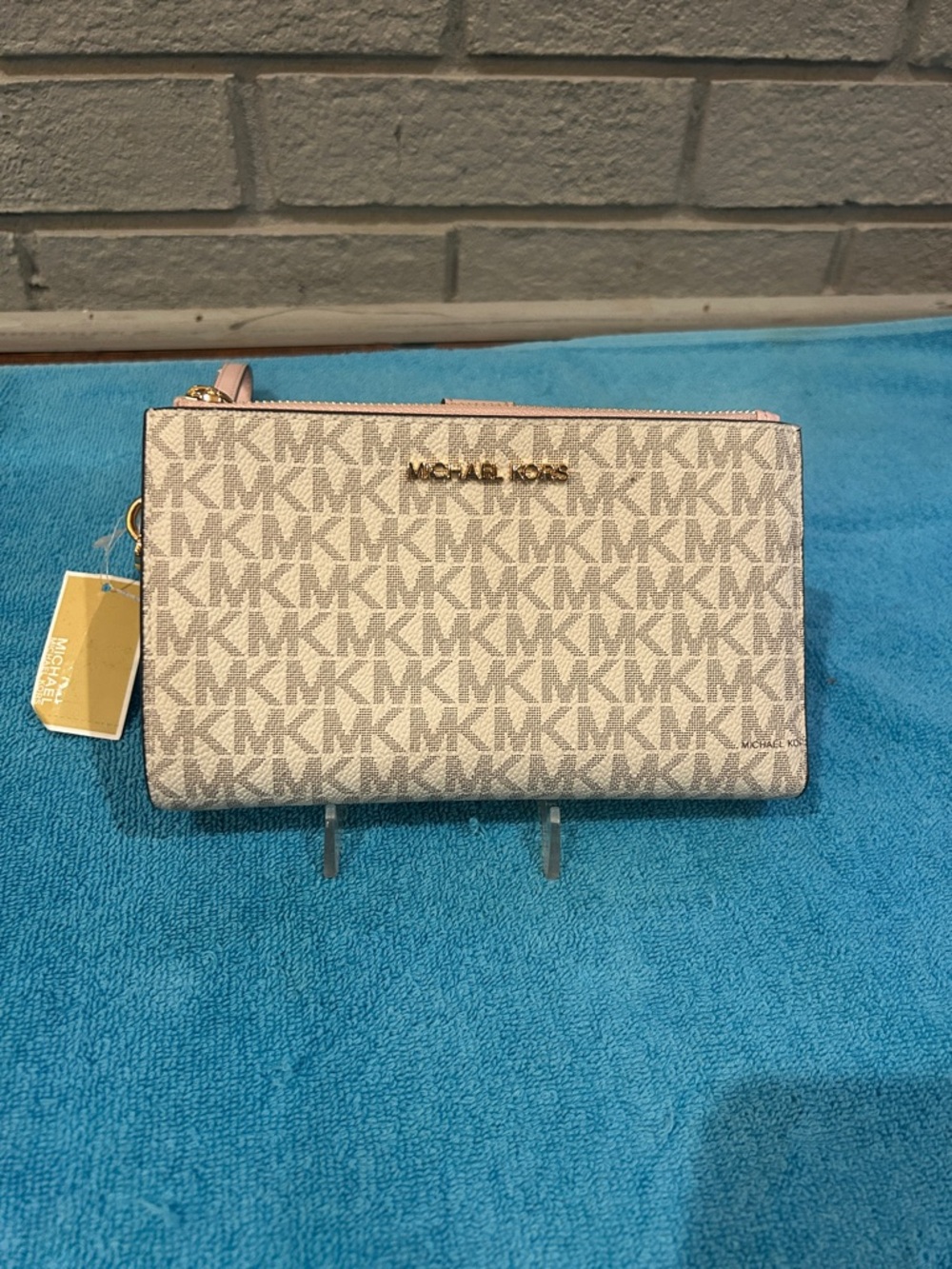 (NWT). Michael Kors Signature MK Zip Pouch in Beige with Pink Trim